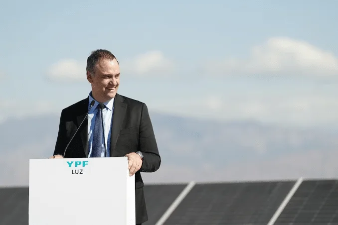 Manuel Adorni renunció al directorio de YPF