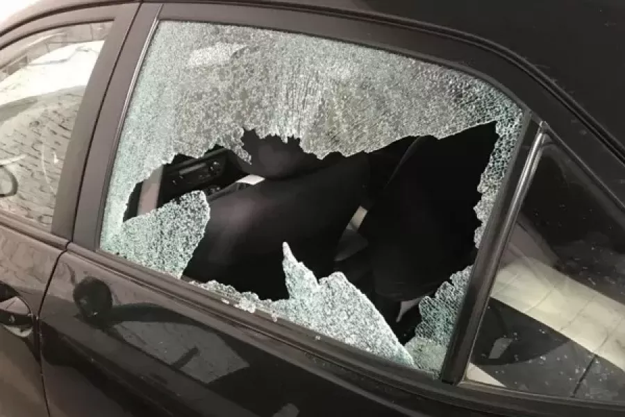 Rompieron la ventana de un auto para robar una mochila en el centro de Salta