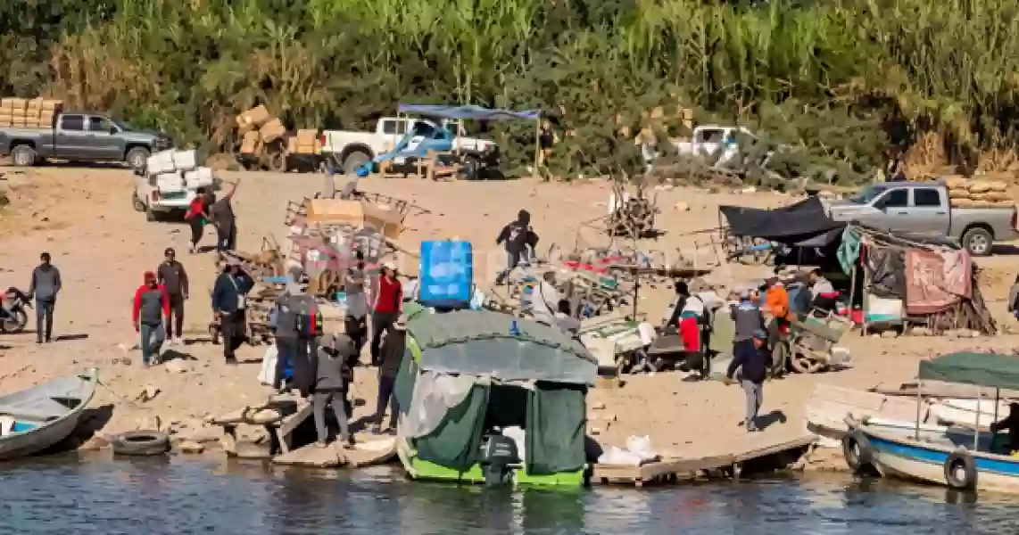 Bagayeros atacaron a pedradas a personal de la Prefectura en la frontera
