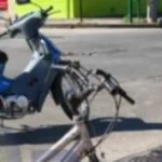 Choque en el macrocentro: quisieron esquivar la soga de un malabarista y terminaron impactando