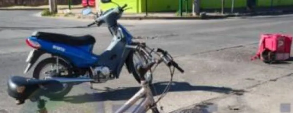 Choque en el macrocentro: quisieron esquivar la soga de un malabarista y terminaron impactando