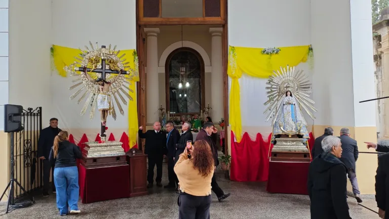 Las imƔgenes peregrinas del Milagro fueron recibidas en el cementerio De la Santa Cruz