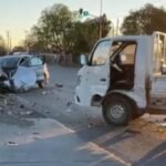 Violento choque entre un auto y un utilitario en zona sur: Hubo importantes daños materiales
