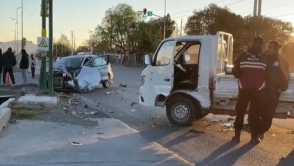 Violento choque entre un auto y un utilitario en zona sur: Hubo importantes daños materiales