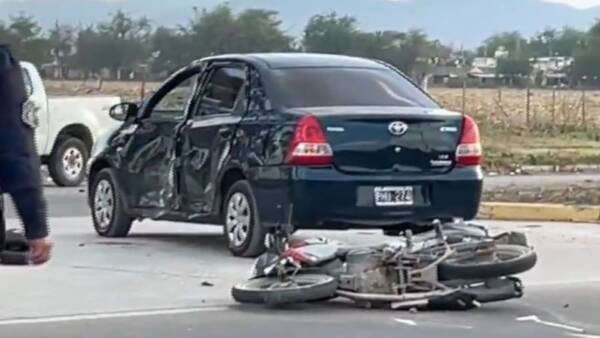 Circunvalación sureste paralizada por un fuerte choque entre un auto y una moto