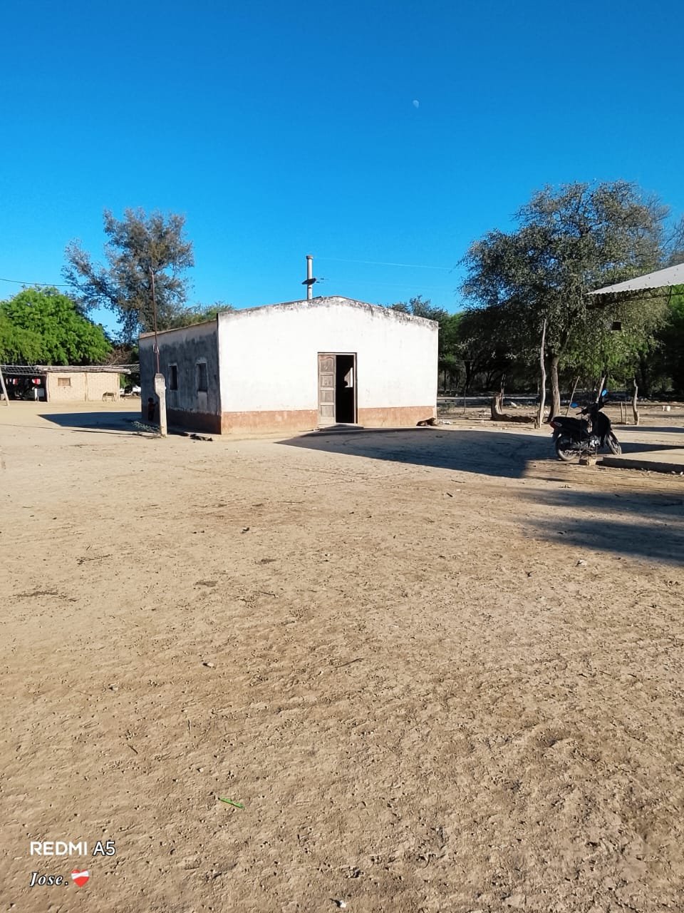 En el siglo XXI, alumnos y docentes hacen sus necesidades en el monte, sucede en anexo de la escuela 4126,Mision La Paz.Sta Victoria Este