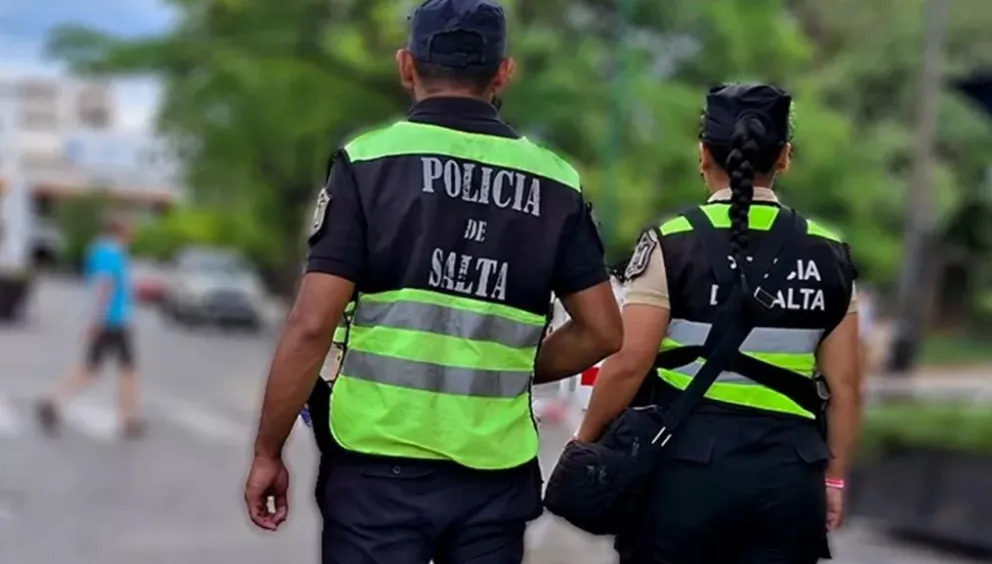 Escándalo cerca de la Terminal: denunciaron actos obscenos en una plaza con niños presentes