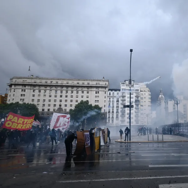 Represión en la Marcha Federal Universitaria: la policía apuntó contra los manifestantes