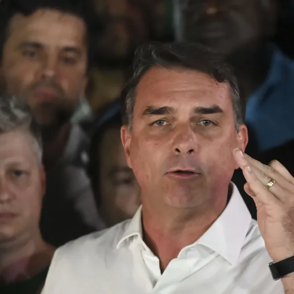 Aseguran que Flávio Bolsonaro llegó a Estados Unidos con su esposa e hijas