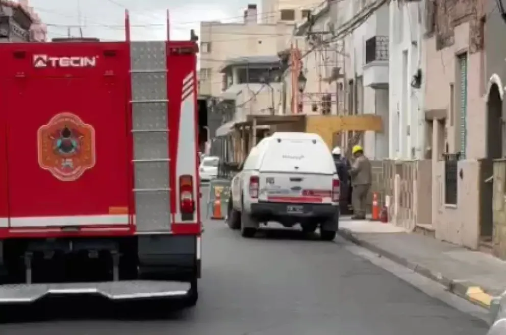 Fuga de gas frente al Colegio Aráoz: evacuaron a los estudiantes y cortaron el tránsito