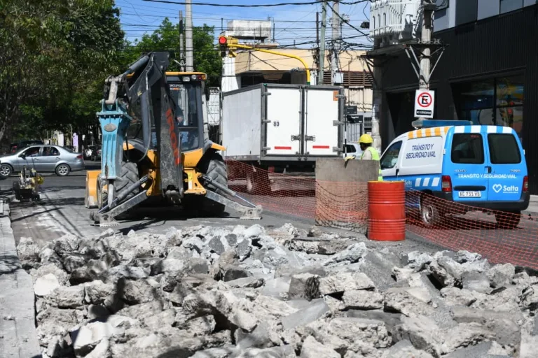 Circular con precaución por mejoras de calzada en Tucumán al 800