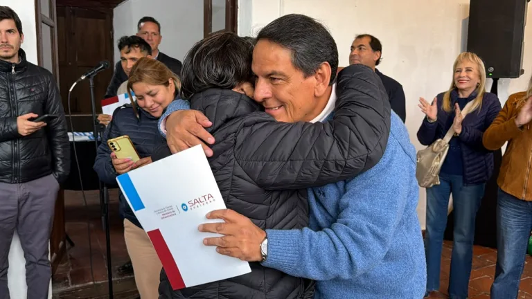 Después de años de espera, 80 familias recibieron sus escrituras